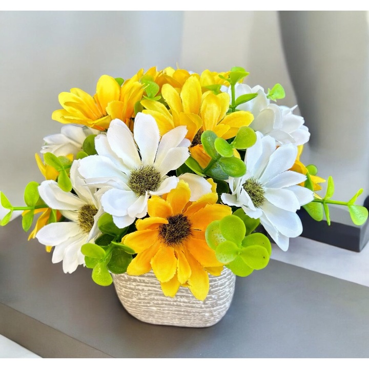 Aranjament floral cu flori artificiale, Dady, 17x17 cm, din margarete albe si galbene, in vas patrat din piatra