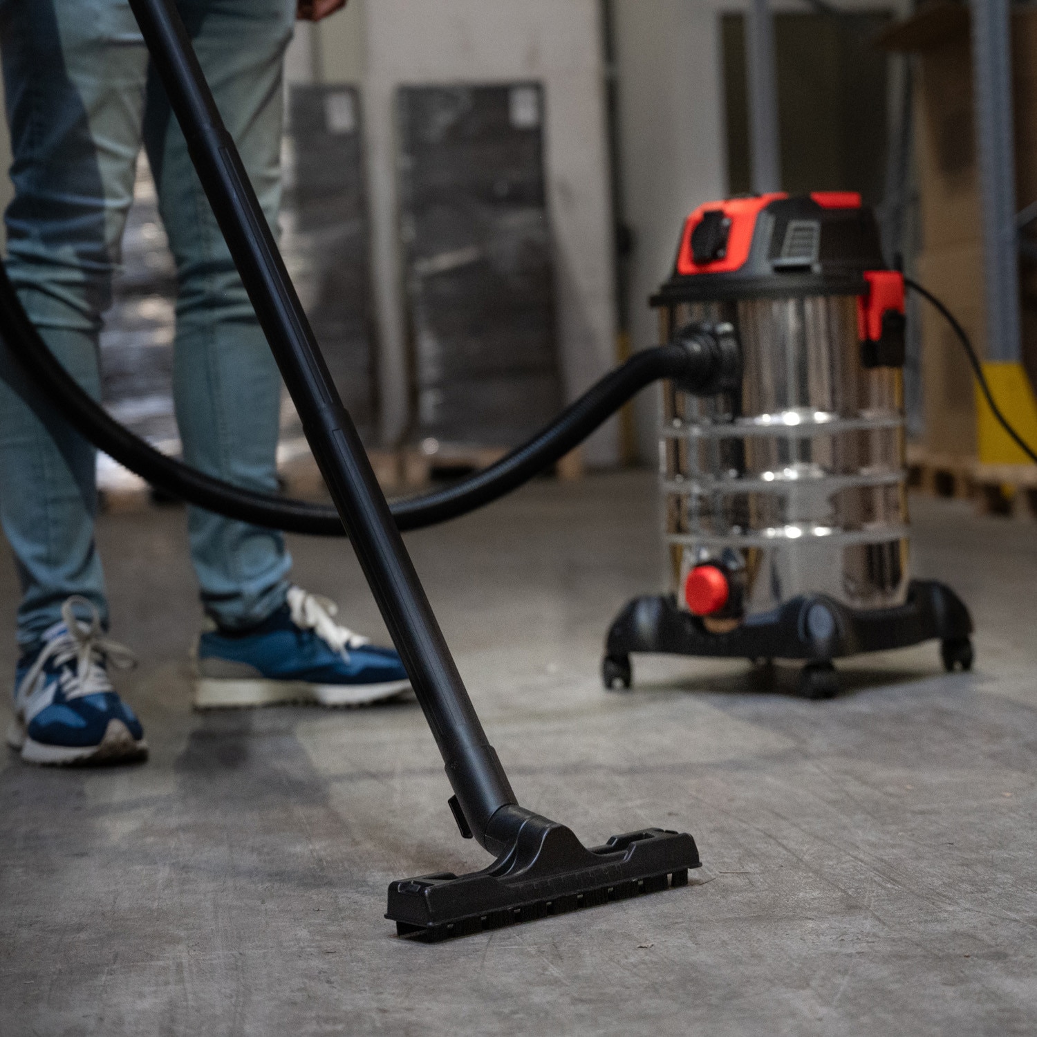 Aspirator umed/uscat, multifunctional, Lehmann Force, industrial, putere 1500W, priza pentru scule electrice 2000W, recipient 30L, Aluminiu, furtun 1.5 m, functie de suflare, 48.5x60x48.5 cm, 6.5 kg, argintiu/negru/rosu