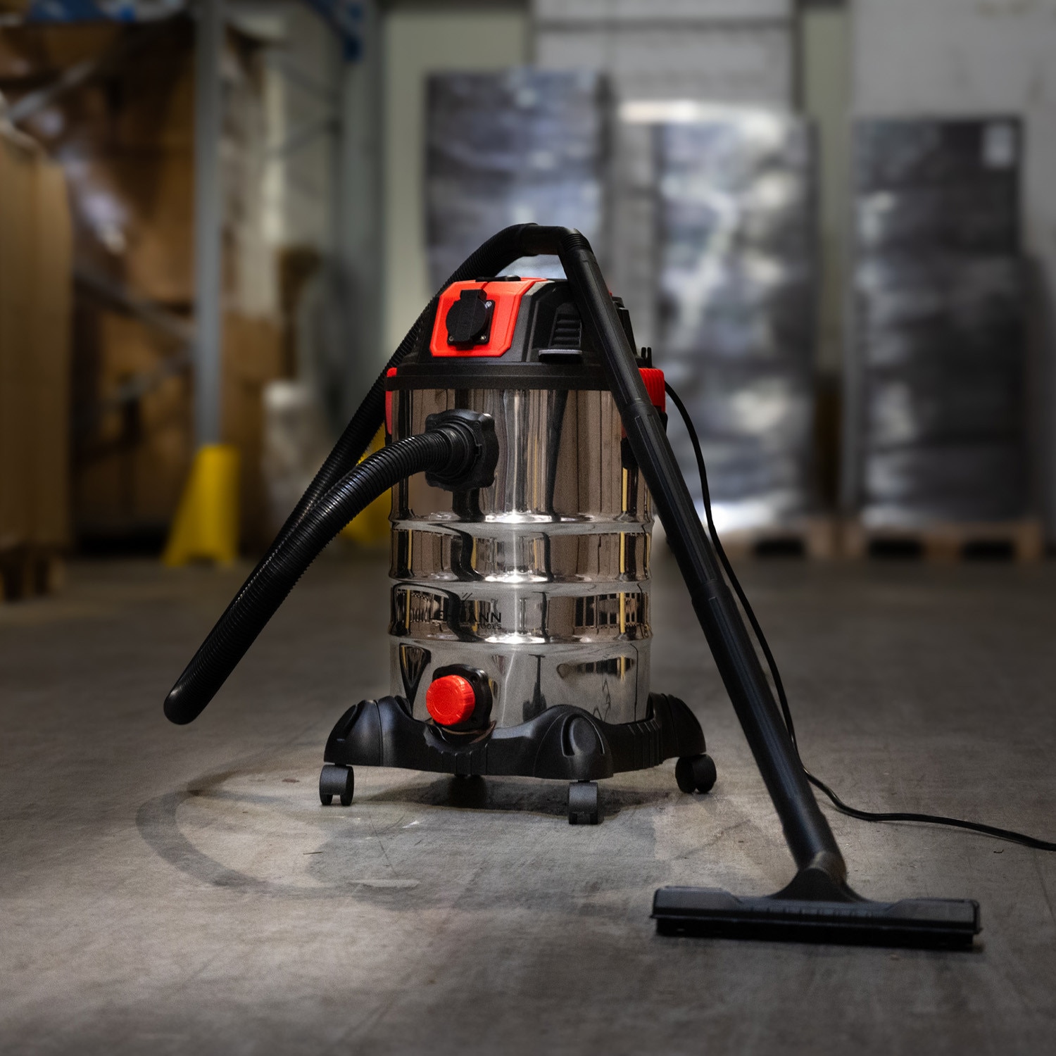 Aspirator umed/uscat, multifunctional, Lehmann Force, industrial, putere 1500W, priza pentru scule electrice 2000W, recipient 30L, Aluminiu, furtun 1.5 m, functie de suflare, 48.5x60x48.5 cm, 6.5 kg, argintiu/negru/rosu