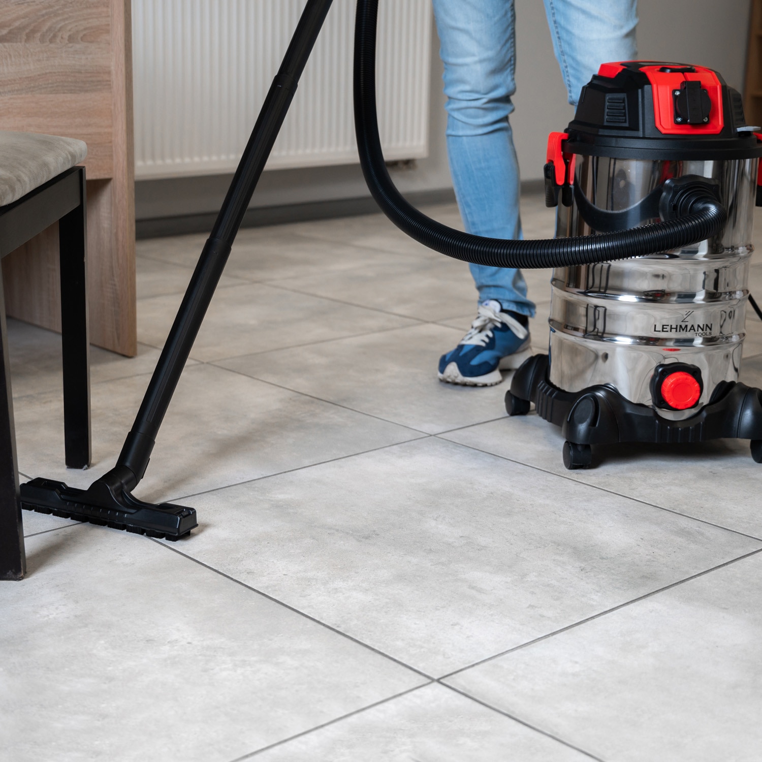 Aspirator umed/uscat, multifunctional, Lehmann Force, industrial, putere 1500W, priza pentru scule electrice 2000W, recipient 30L, Aluminiu, furtun 1.5 m, functie de suflare, 48.5x60x48.5 cm, 6.5 kg, argintiu/negru/rosu