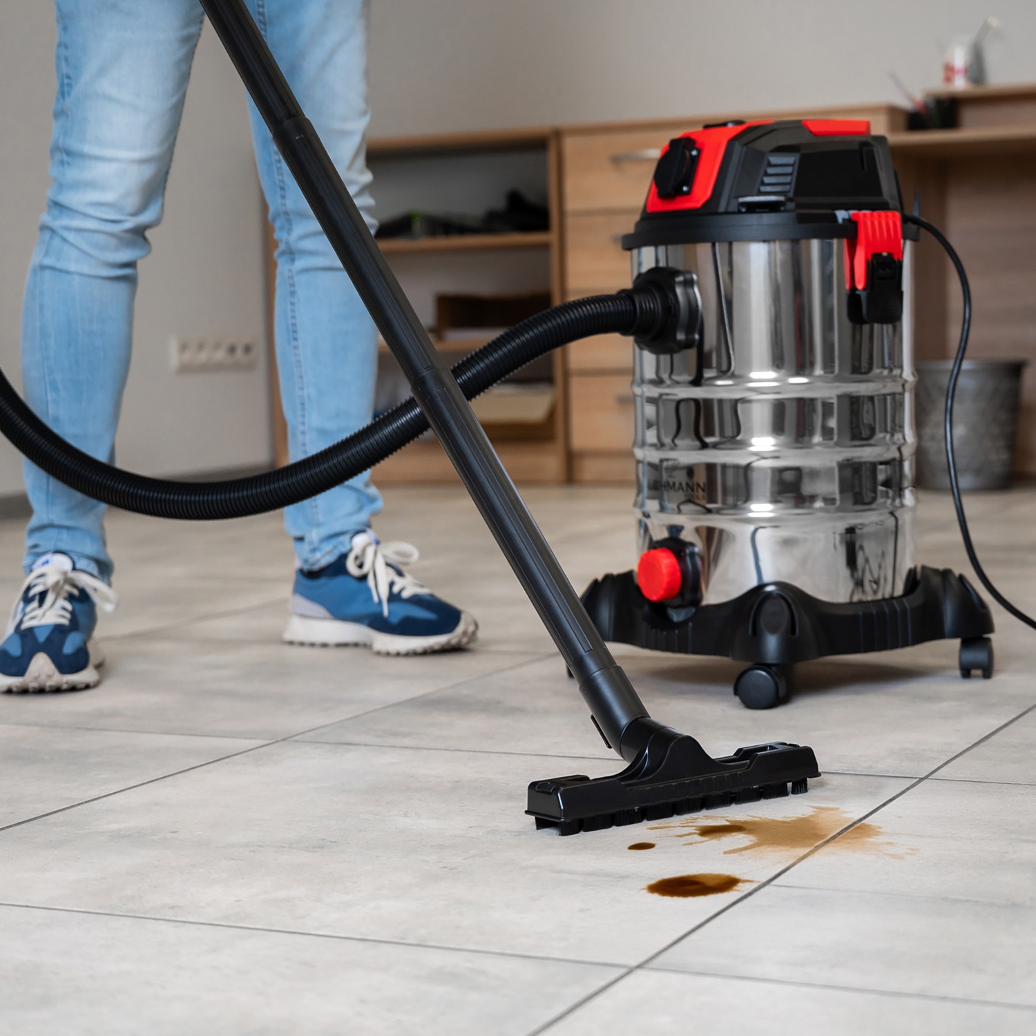 Aspirator umed/uscat, multifunctional, Lehmann Force, industrial, putere 1500W, priza pentru scule electrice 2000W, recipient 30L, Aluminiu, furtun 1.5 m, functie de suflare, 48.5x60x48.5 cm, 6.5 kg, argintiu/negru/rosu