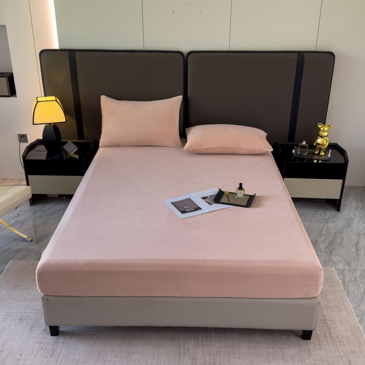 Set Lenjerie Pat 3 Piese Catifea – Cearceaf cu Elastic 232x250 cm + 2 Fete de Perna 50x70 cm – Pentru Pat 160x200 / 180x200 – Moale, Elegant, Culori Vii, Rezistent